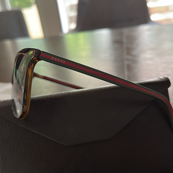LIKE NEW! Never worn Gucci sunglasses with case. - Picture 2 of 4
